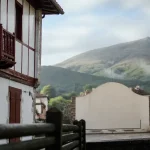 Façade traditionnelle d’Ascain (pays basque) face à la Rhune
