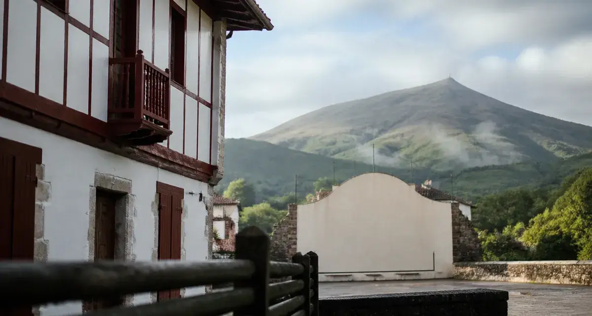 Façade traditionnelle d’Ascain (pays basque) face à la Rhune