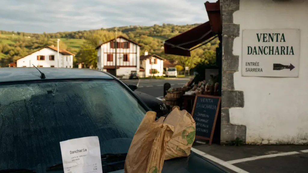 Dancharia Espagne, parking frontière basque près d’une venta et sacs de courses