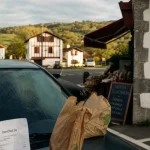 Dancharia Espagne, parking frontière basque près d’une venta et sacs de courses