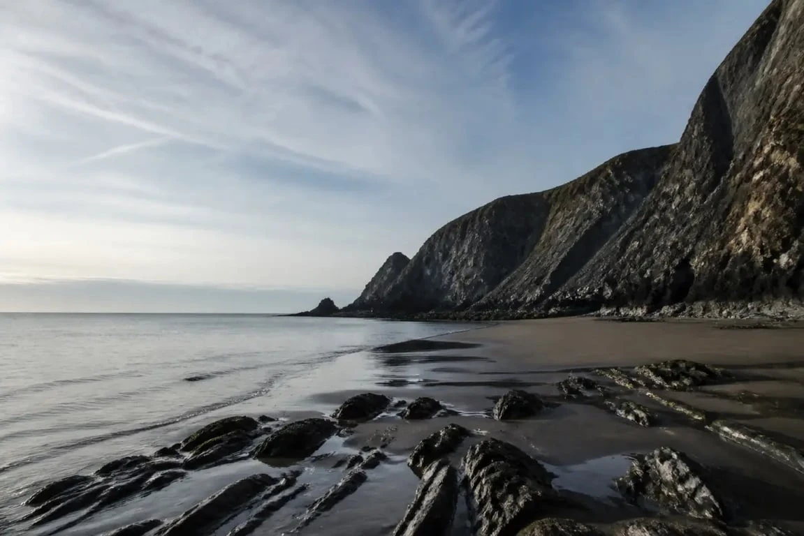 Crique pays basque à marée basse entre falaises et rochers