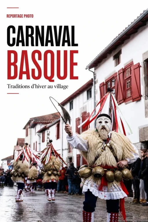 Carnaval en pays basque dans un village, costumes traditionnels, sonnailles et danse de rue
