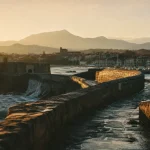 Fort socoa ciboure : vue depuis la digue sur l’océan à la golden hour