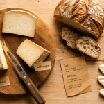 Fromagerie onetik pays basque : étiquette Ossau-Iraty et tommes sur un plateau de fromages