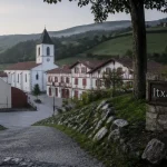 Itxassou pays basque : route vers la Nive, église basque et panneau Itxassou