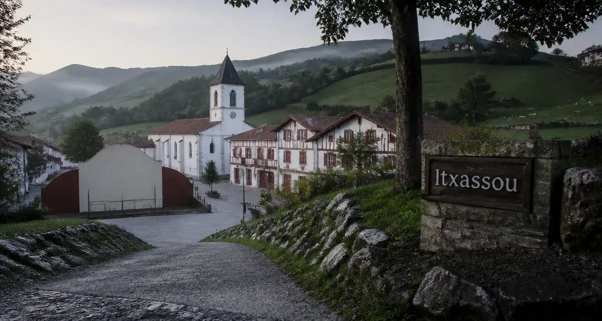 Itxassou pays basque : route vers la Nive, église basque et panneau Itxassou