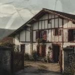 Maisons basques : façade rouge et blanche d’une etxe basque