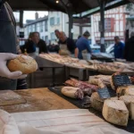 Marchés pays basque : étal de charcuterie et piments d’Espelette en halle basque