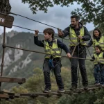 Parc aventure Pays basque - Les Rochers du Baztan, famille sur parcours accroché entre les rochers