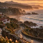 Activités pays basque : mer, villages et falaise au coucher du soleil