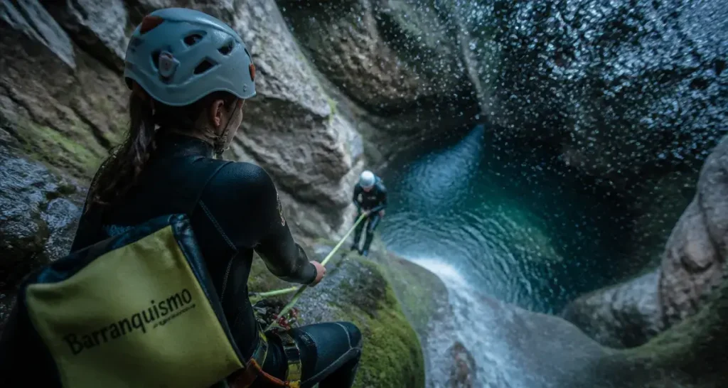 Barranquismo en Sierra de Guara : guide certifié et participant en rappel près d’une cascade