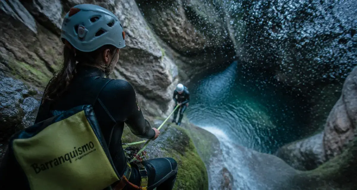 Barranquismo en Sierra de Guara : guide certifié et participant en rappel près d’une cascade