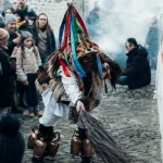 Carnaval en pays basque : cortège d’hiver sur une place du Labourd, masqué et sonnailles
