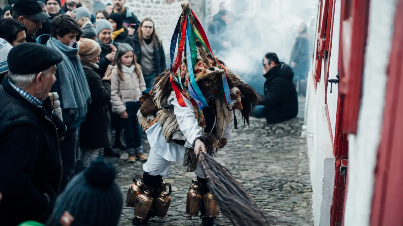 Carnaval en pays basque : cortège d’hiver sur une place du Labourd, masqué et sonnailles