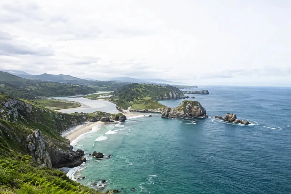 Panorama de la mer Cantabrique avec falaises, plage et estuaire sur la côte nord de l’Espagne