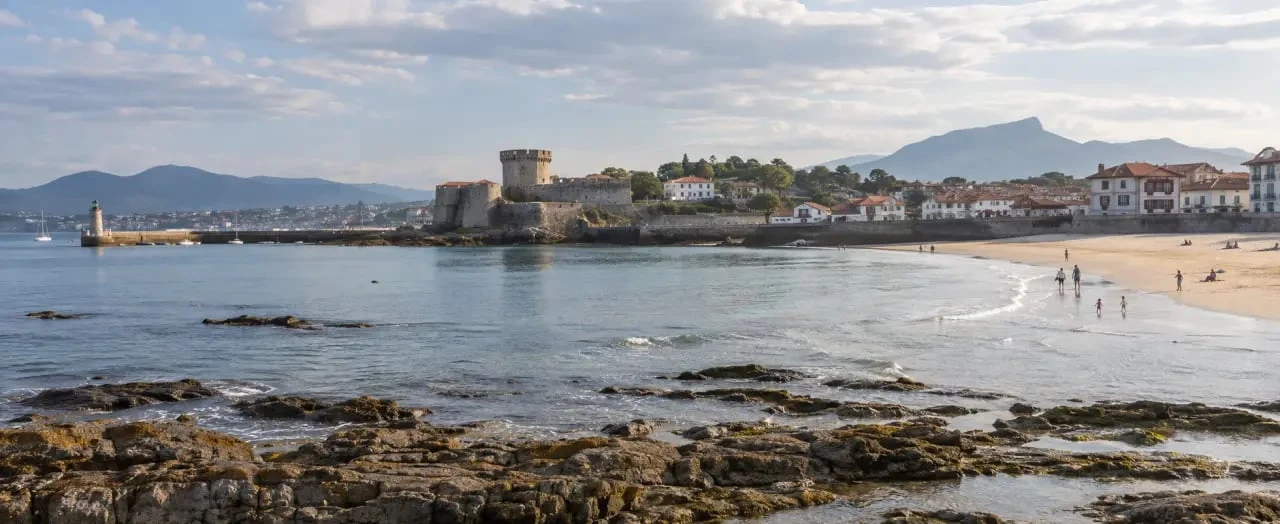 Plages sauvages Pays basque : baie abritée et vue sur le fort de Socoa