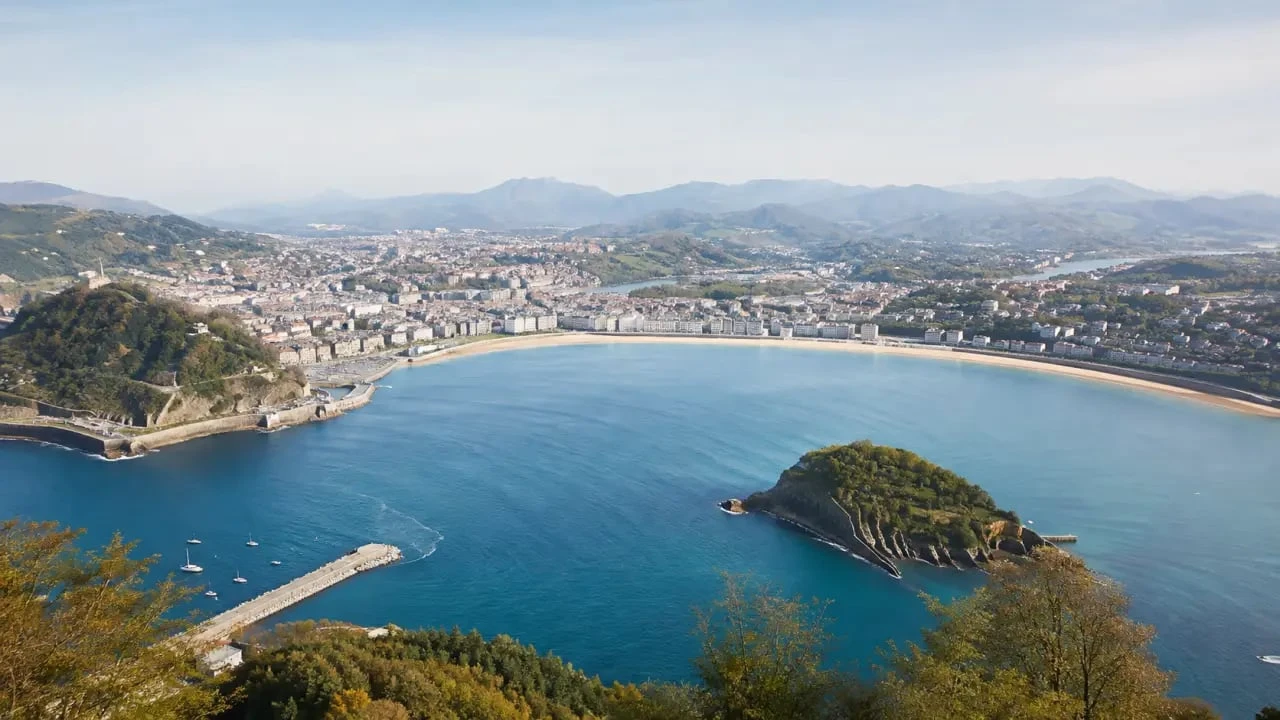 Mont Igueldo avec vue panoramique sur la baie de La Concha à Saint-Sébastien