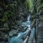 Gorges de Kakuetta, canyon avec passerelle et ruisseau turquoise