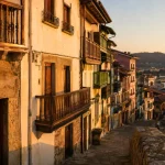 Hondarribia, remparts et port de pêche face à la plage