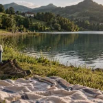 Lac du pays basque au coucher du soleil : baignade, balade ou montagne