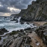 Mer Cantabrique, falaises et crique sur la côte nord de l’Espagne