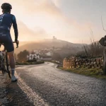 Mirador de Souraïde au Pays basque, route étroite au coucher du soleil