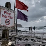 Plages interdites Pays Basque : panneau baignade interdite, mer grise