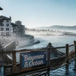 Ville pays basque Bayonne et océan, port et brume salée