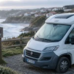 Aires camping car Pays basque sur la côte, camping-car près d’un panneau