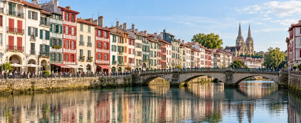 Vue des quais de la Nive à Bayonne avec façades colorées et pont