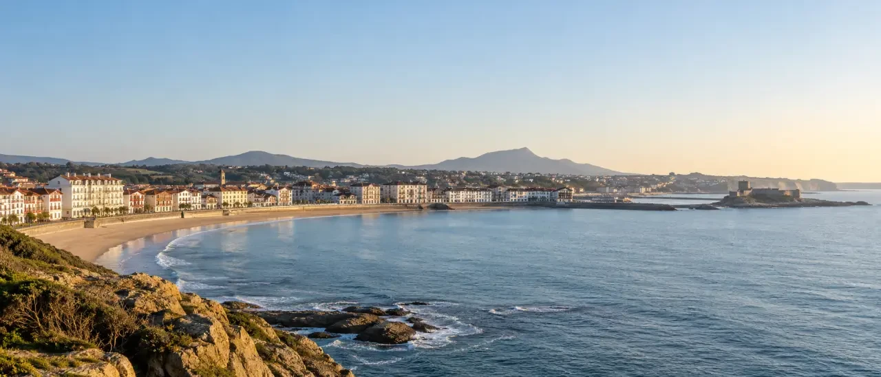 Vue panoramique de la promenade Jacques Thibaud depuis la pointe de Sainte-Barbe à Saint-Jean-de-Luz