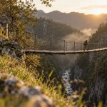La soule pays basque : passerelle Holzarte, route de montagne et marcheurs