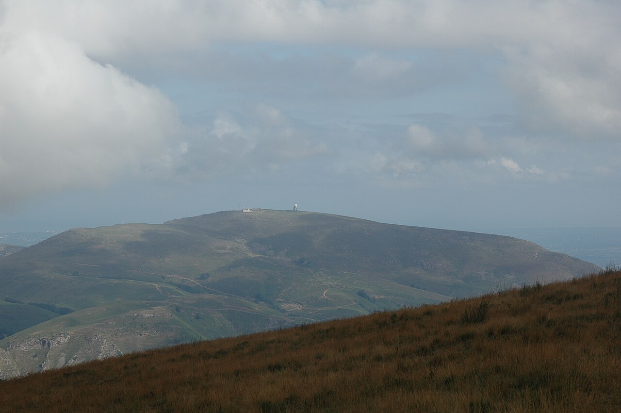 L’Artzamendi dans le paysage montagneux autour de Bidarray