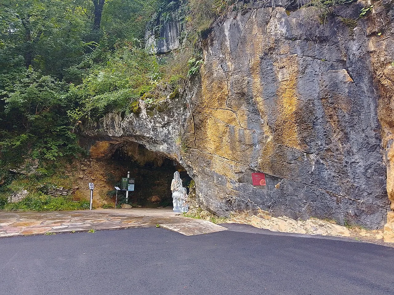 Grottes d'Isturitz et d'Oxocelhaya